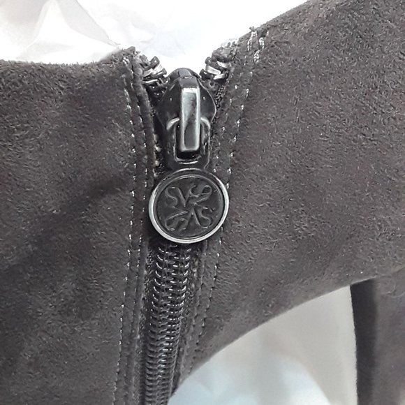 VERA WANG Criss-Cross Front Faux Suede Cone Heel Shoes Size 8 EUC - Picture 6 of 7